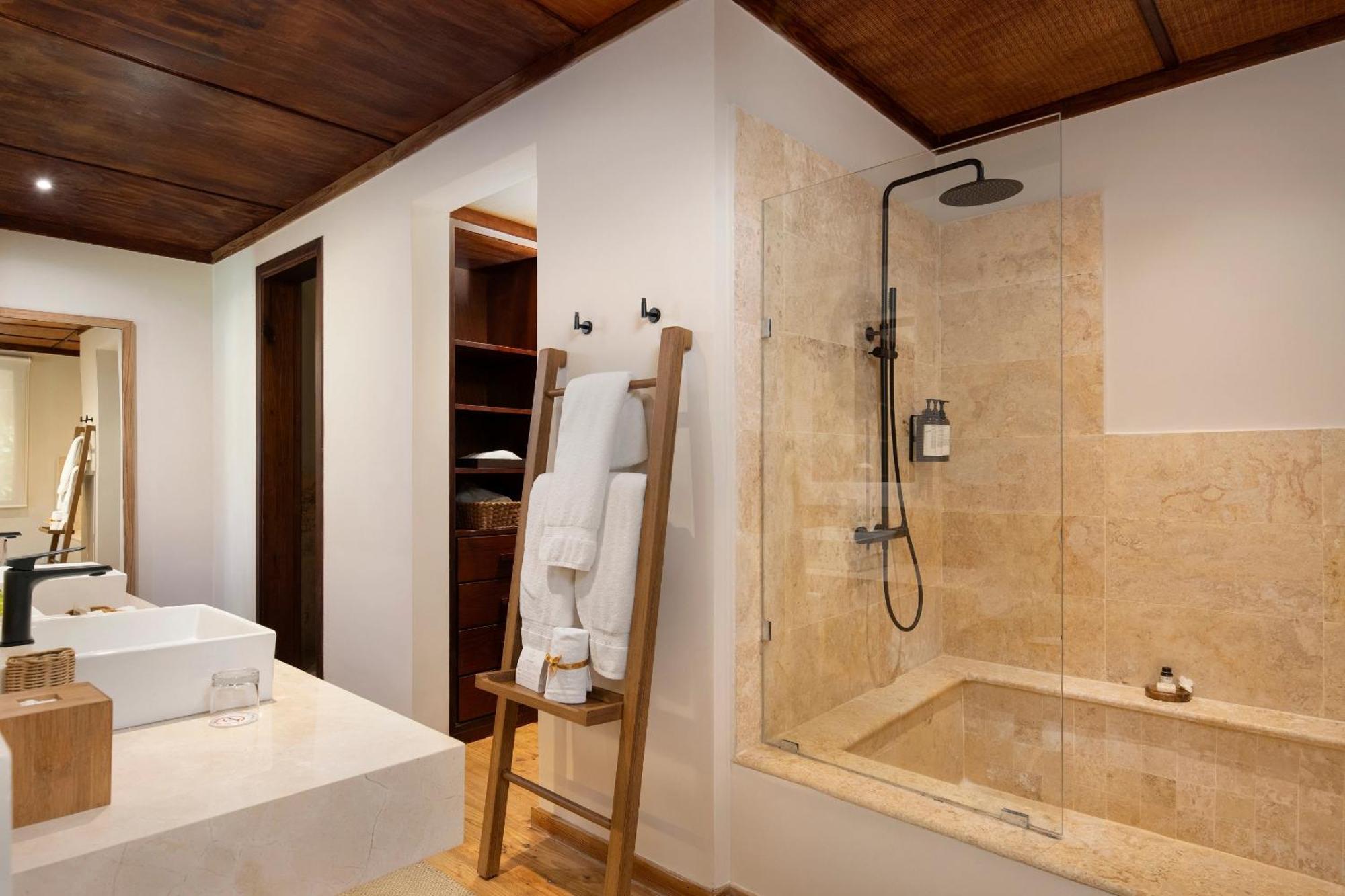 Premium King Suite with Ocean Front